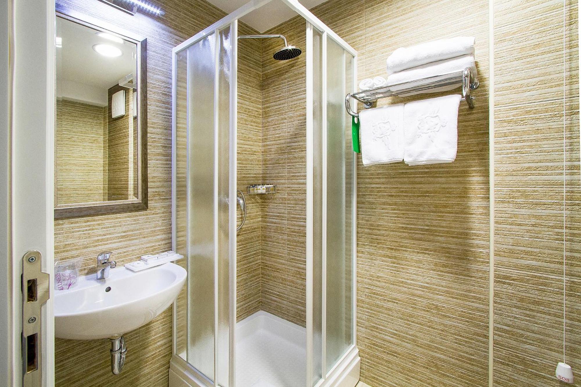 A Hoteli - Hotel Sloboda Šabac Стая снимка